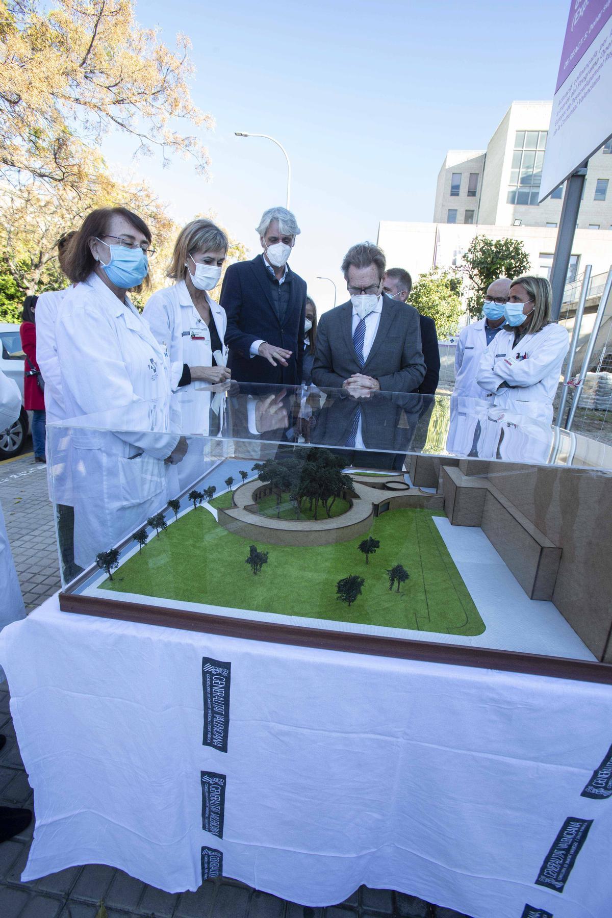 El conseller de Sanidad Miguel Mínguez visita el futuro hospital de día oncológico y la remodelación de las urgencias del hospital Sant Joan d’Alacant