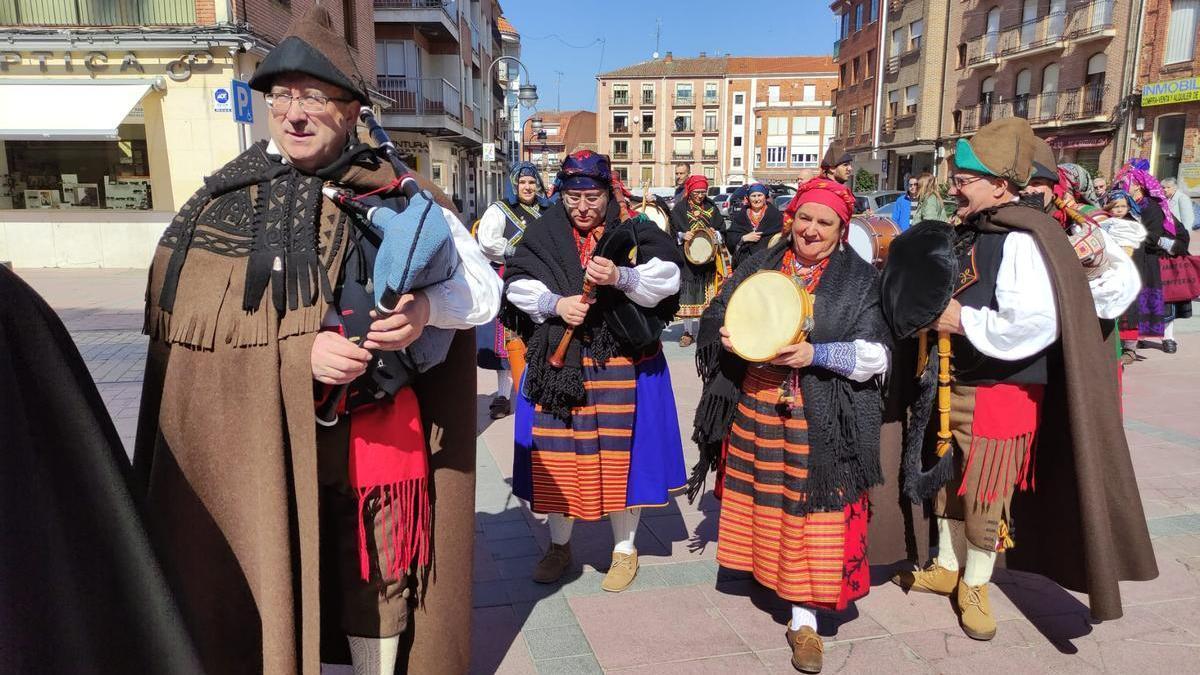 Mira cómo ha sido el pasacalles del II Encuentro de la Capa Ibérica en Benavente