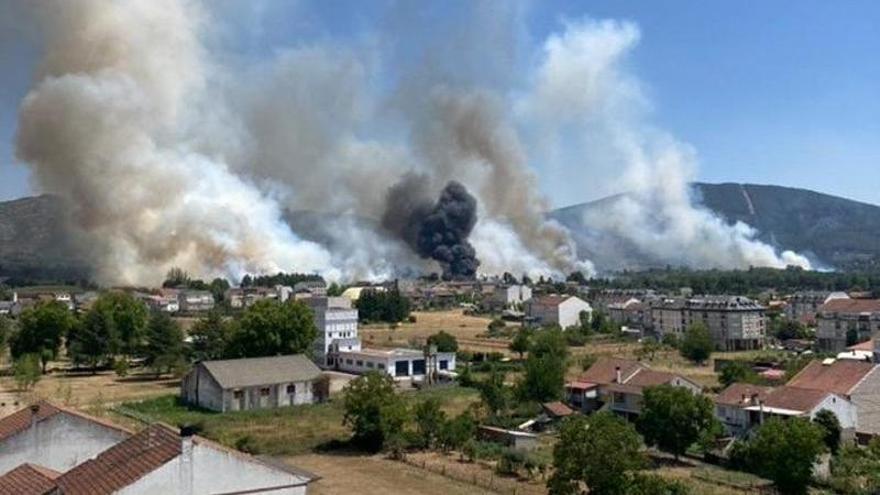 El humo del incendio de Verín está muy cerca de las casas