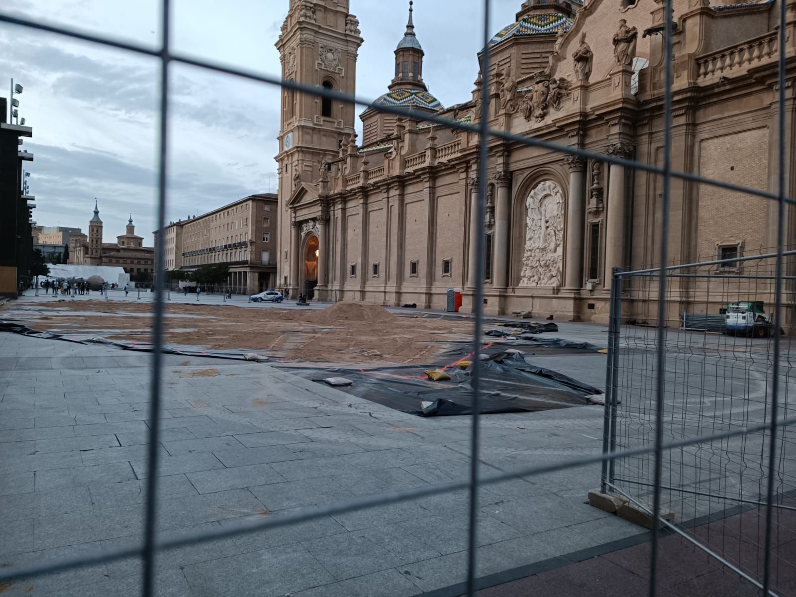 Arranca el montaje del Belén gigante de la plaza del Pilar