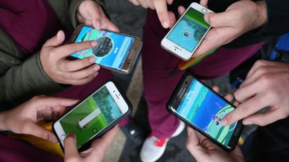 Cuatro adolescentes juegan en grupo a Pokémon Go en Sídney (Australia).