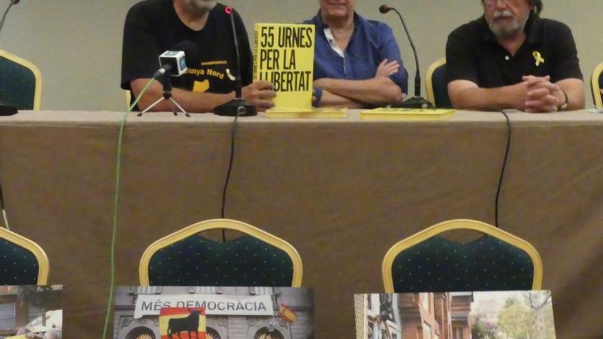La presentació de l'exposició &quot;55 urnes per la llibertat&quot;