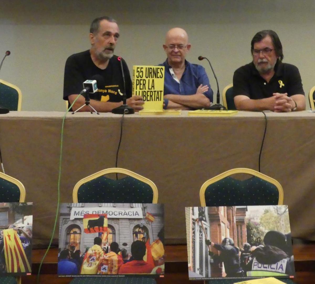 La presentació de l'exposició "55 urnes per la llibertat"