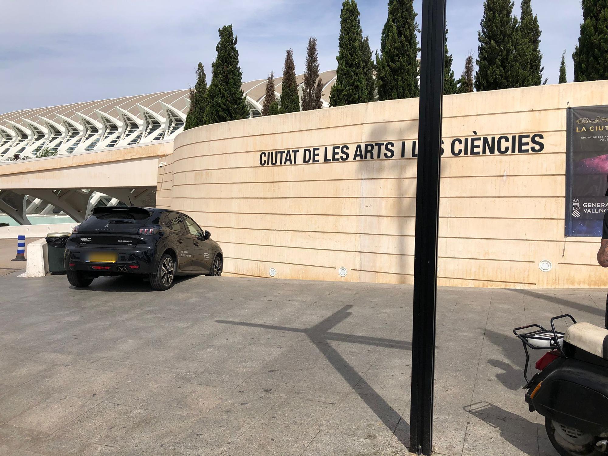 Un coche se sale de la vía y acaba atrapado en las escaleras de l'Umbracle