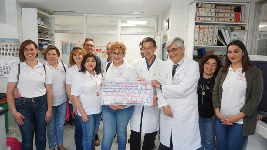 Foto de familia en el momento de la entrega del cheque de donación.