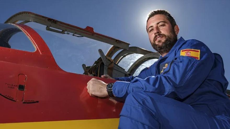 Rafa Marín, piloto de la Patrulla Águila: &quot;Vestir el uniforme requiere mucho esfuerzo y sacrificios personales&quot;