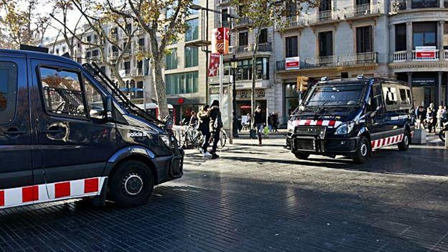 Dues furgonetes dels Mossos d&#039;Esquadra, ahir, a la Rambla de Barcelona.