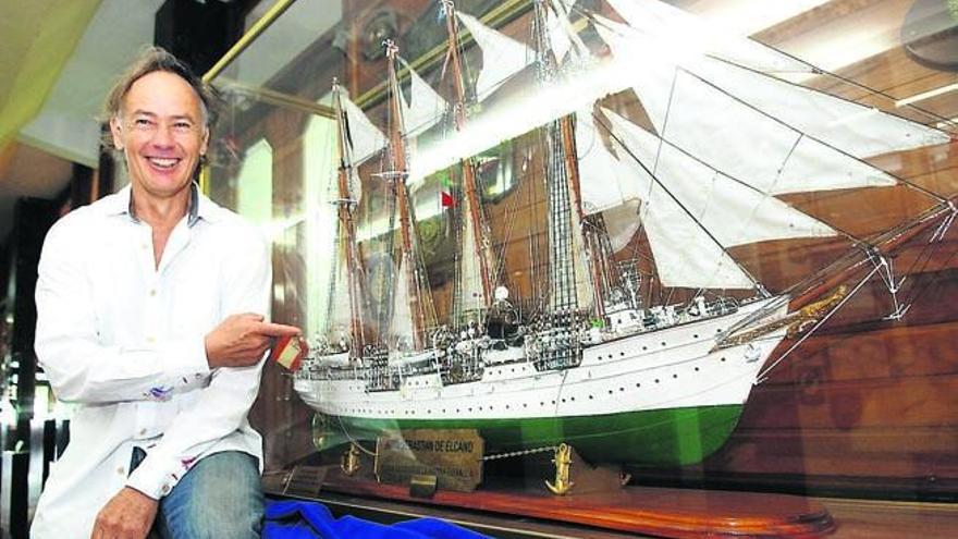 Luis Doreste señala, en el Real Club Náutico, la reproducción del barco de Juan Sebastián Elcano, el que dio la primera vuelta al mundo.