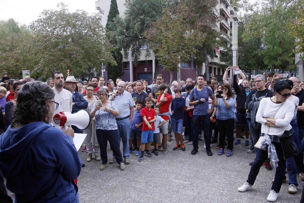 Concentració davant la biblioteca Ernest Lluch de Girona