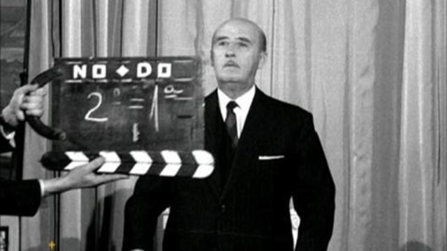 Francisco Franco, durante el rodaje de un noticiario del NO-DO.
