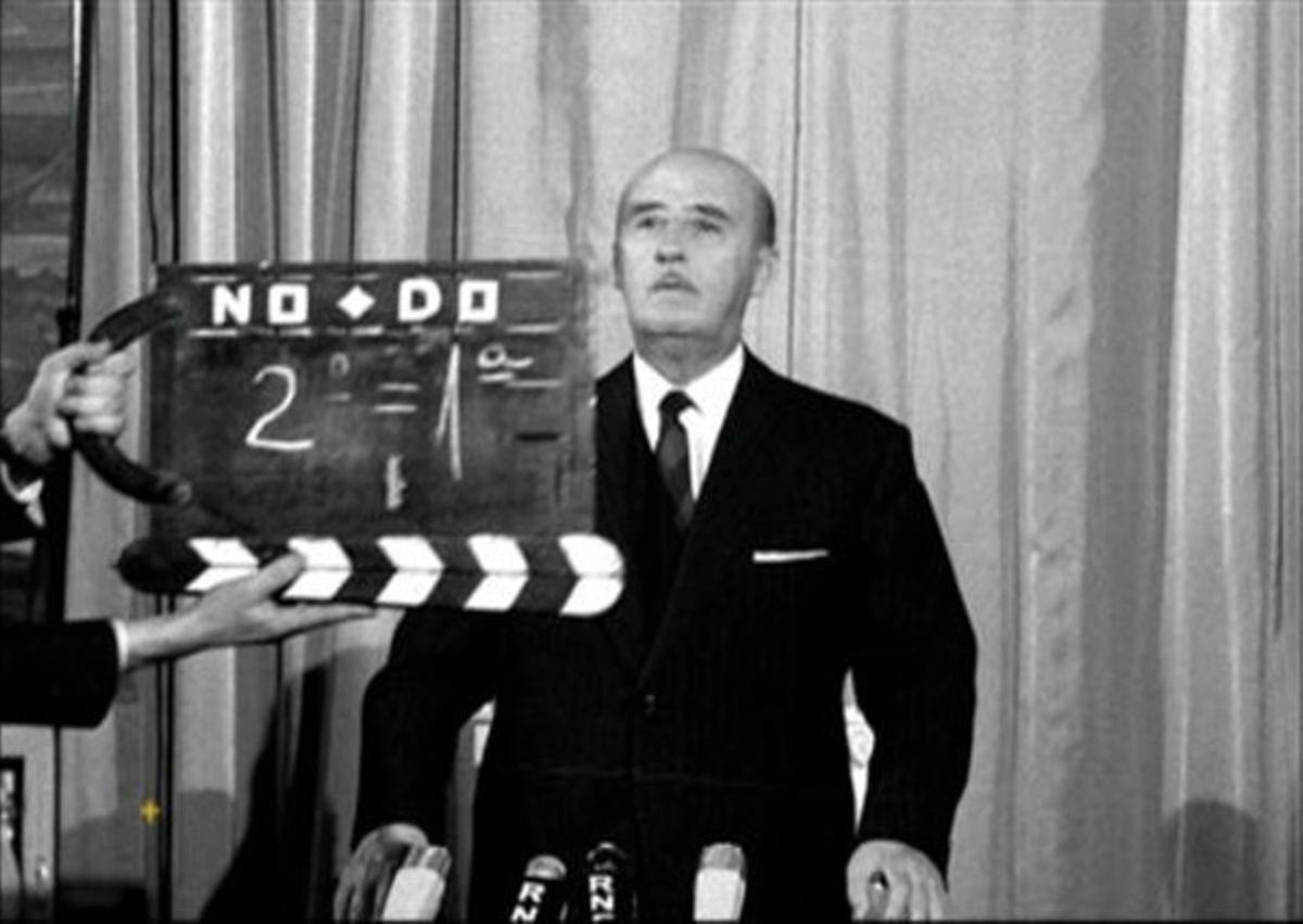 Francisco Franco, durante el rodaje de un noticiario del NO-DO.