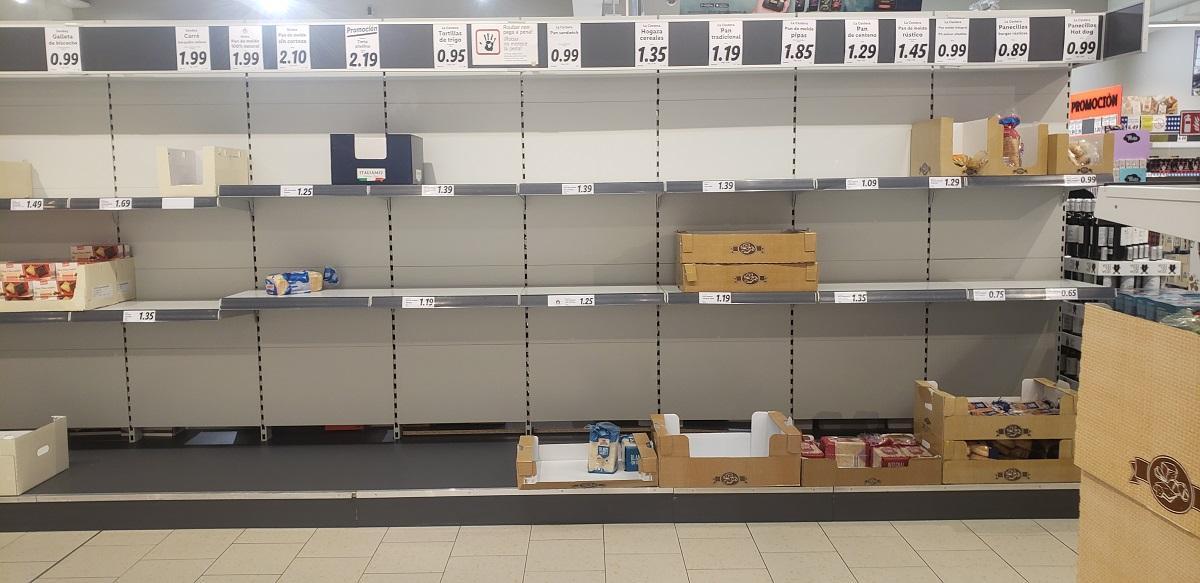 Estanterías de un supermercado vacías durante una huelga