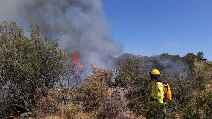 Un incendio forestal en Villanueva del Rey moviliza a 35 bomberos y 13 medios aéreos