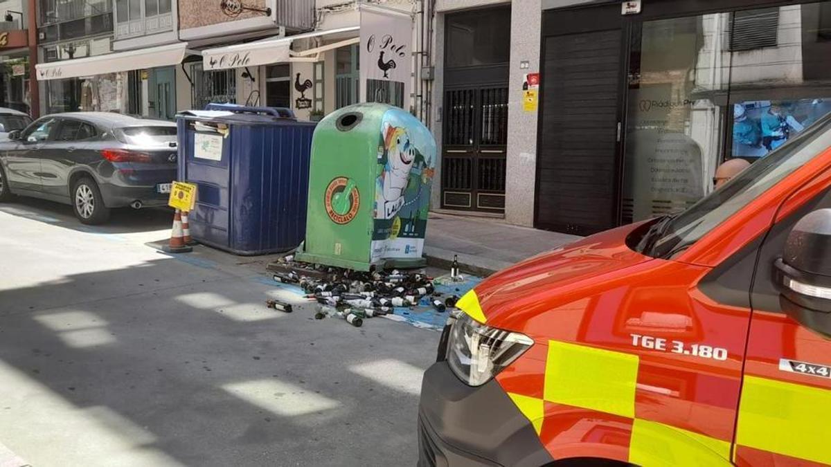 Una furgoneta choca contra un iglú de vidrio.