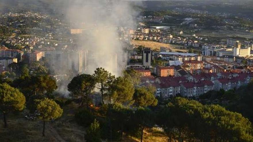 El fuego se adentra en el parque de Montealegre