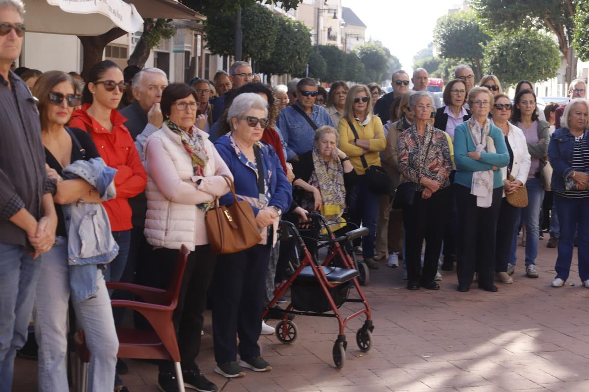 Decenas de personas se concentran a las puertas del ayuntamiento de l'Alcúdia para recordar la catástrofe.