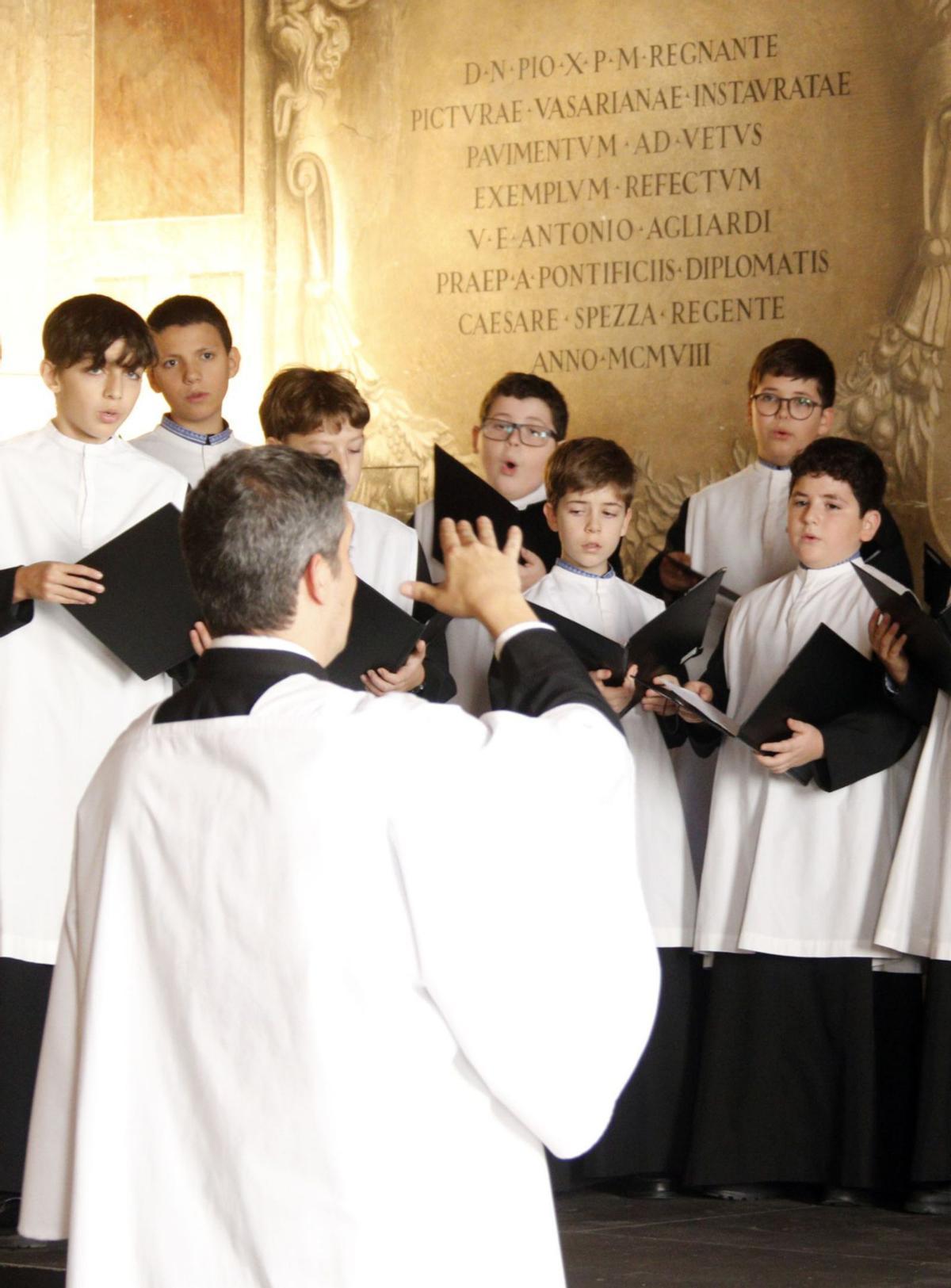 L’Escolania es defensa per cantar en castellà en el disc de Rosalía