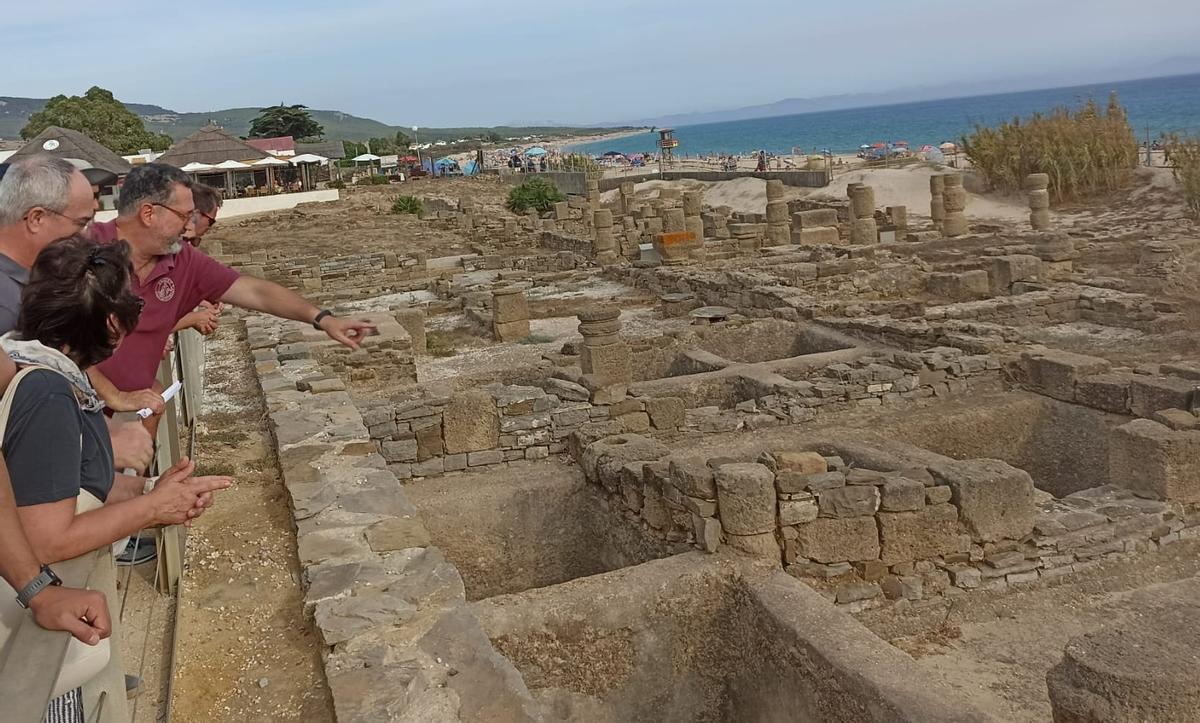 El arqueólogo Manuel León muestra las piletas donde se hacía el garum en Baelo Claudia, en la playa de Bolonia.