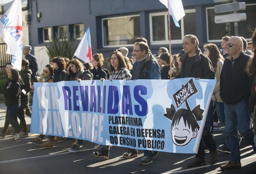 Los convocantes, el sindicato Erguer con apoyo de la Plataforma Galega en Defensa do Ensino Público, cifran el seguimiento en un 90%. La Policía Local calcula unos 250 manifestantes en A Coruña.