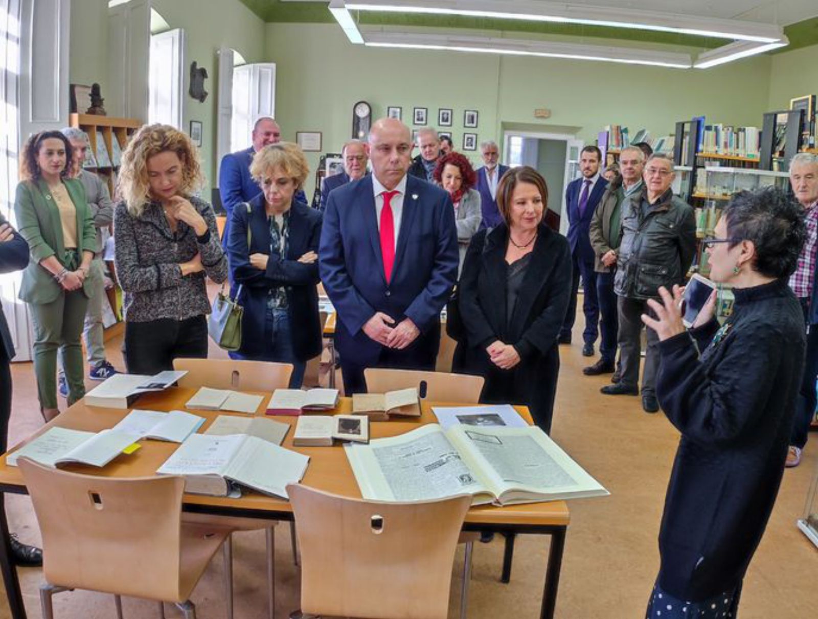 Manuela Busto explica la historia de la Biblioteca Menéndez Pelayo.