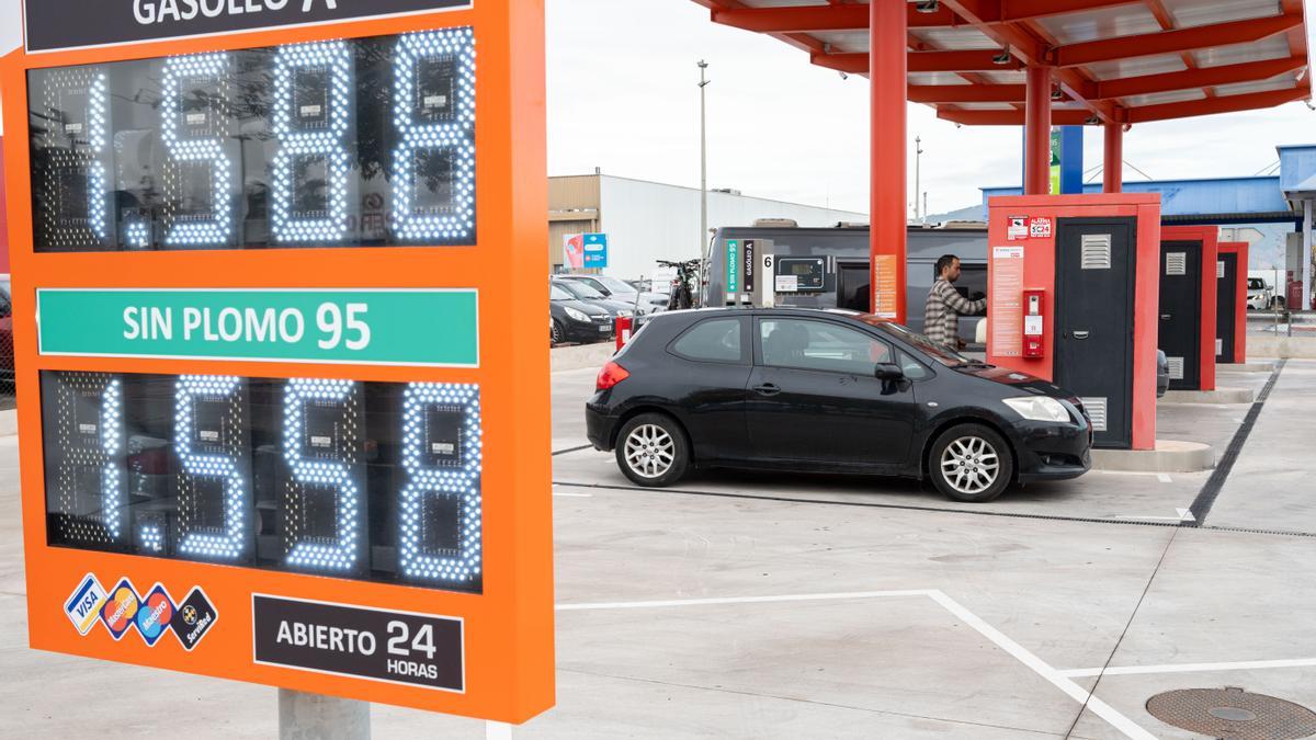 Un conductor llena el depósito en una estación de servicio de Castelló. Los precios de los combustibles acumulan varias semanas a la baja.