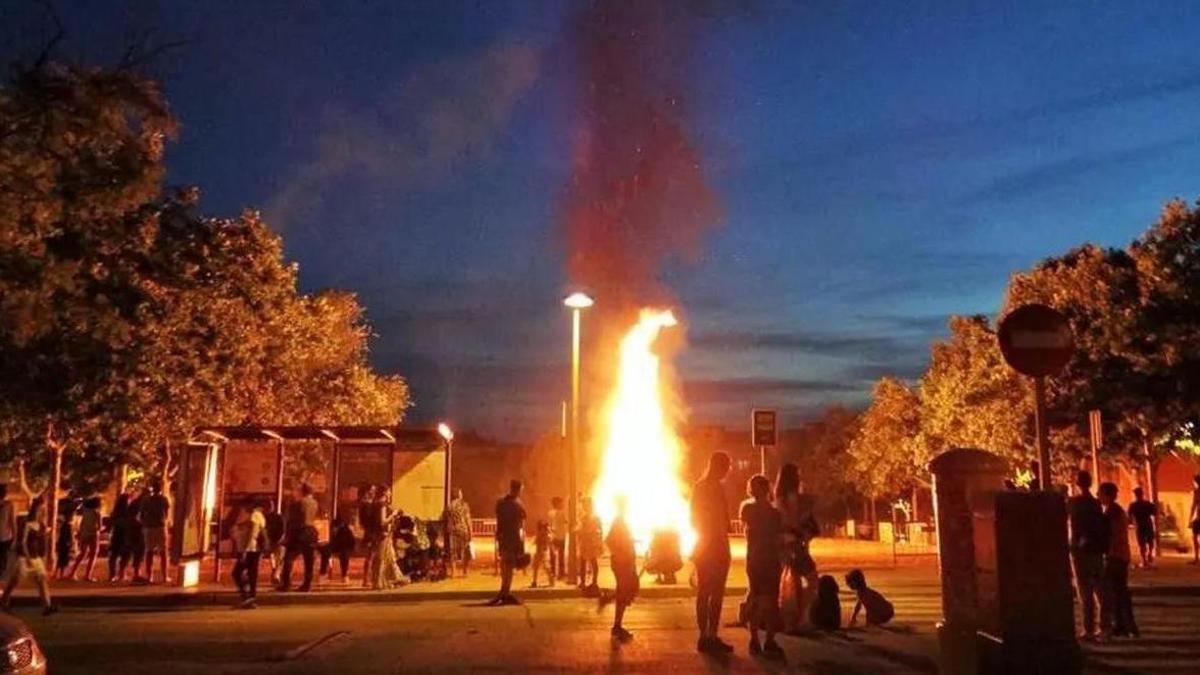 Celebració de Revetlla de Sant Joan al barri de Cal Gravat