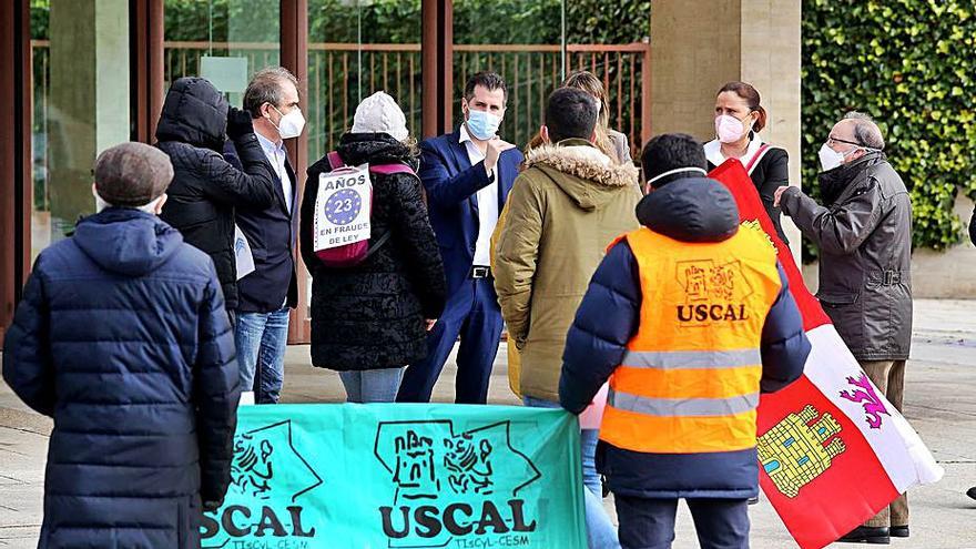 El líder socialista, Luis Tudanca, en el centro, reunido con los manifestantes ayer a las puertas de las Cortes. | R. Cacho - Ical