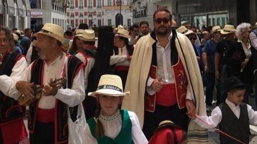 La Romería de la Casa de Canarias de Madrid vuelve a las calles de la mano de Aristides Moreno y Kike Pérez