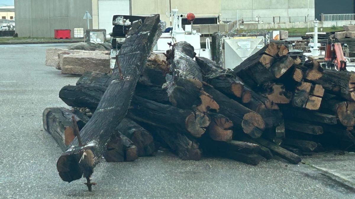 Restos de bateas acumulados en la zona portuaria de Meloxo.