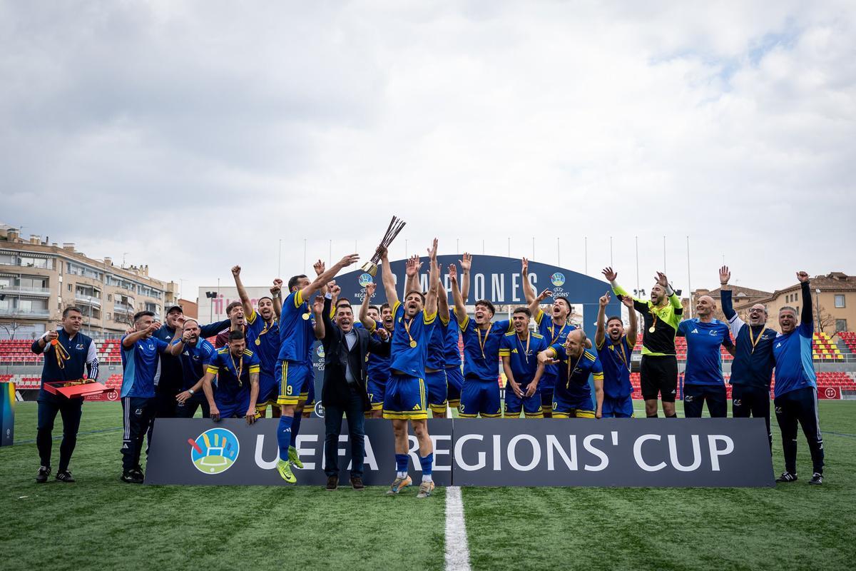 El momento de la entrega del trofeo a Canarias.