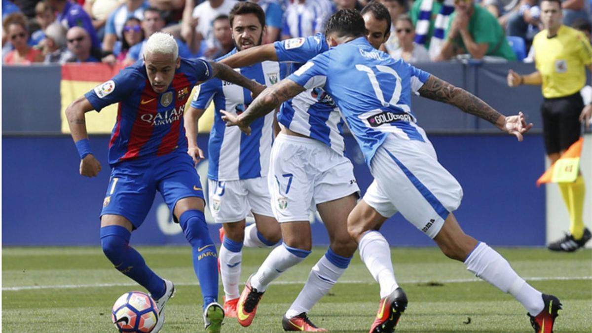 Neymar Jr supera a Unai López, Víctor Díaz y Medjani durante el leganés-Barça de la Liga 2016/17