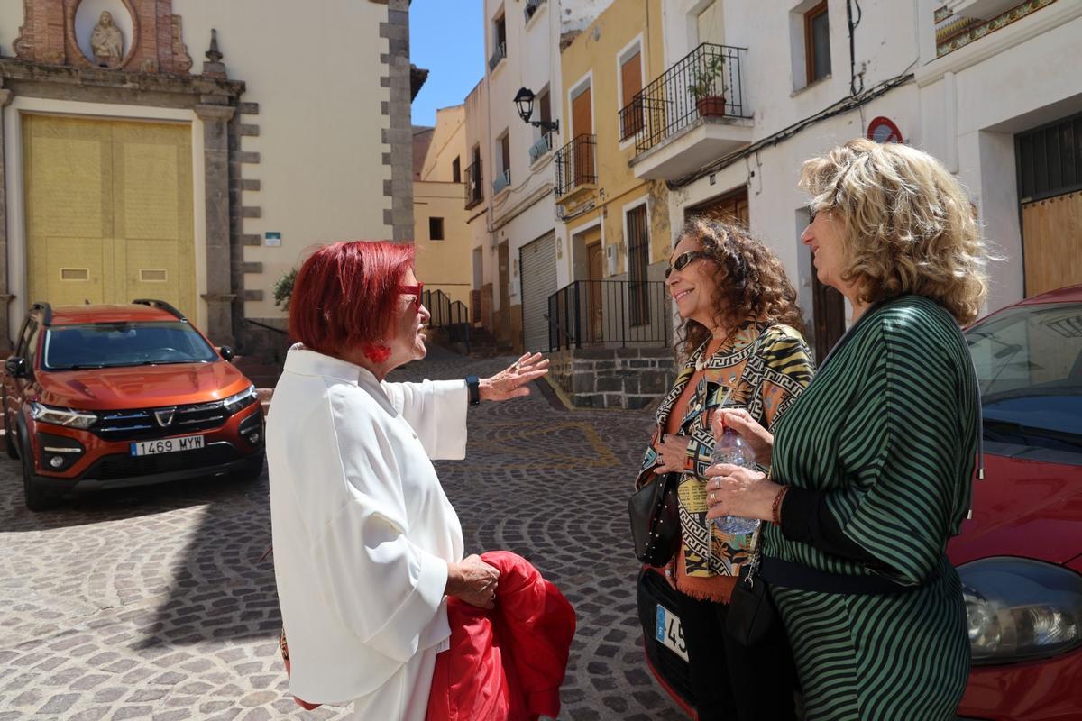 La cineasta, en el centro, atiende a Marga Pin junto a la edil Nuria Carbó.