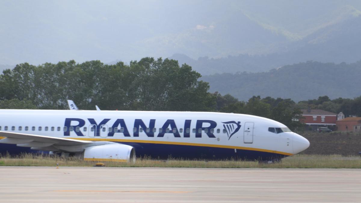 Pla mig d&#039;un avió de Ryanair després d&#039;aterrar a l&#039;aeroport de Girona