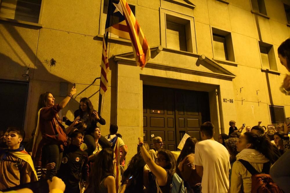 Imatges de la manifestació, ja davant la Guàrdia Civil.