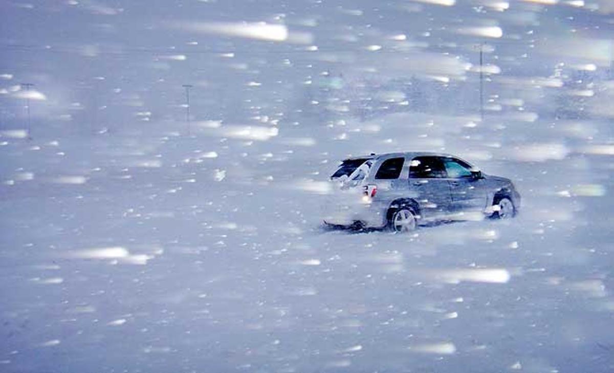 Fortes nevades amb grans ràfegues de vent sobre la carretera 13 a prop de Burnsville, Minnesota (Estats Units), on les condicions climàtiques han causat diversos accidents i han forçat la suspensió de centenars de vols.