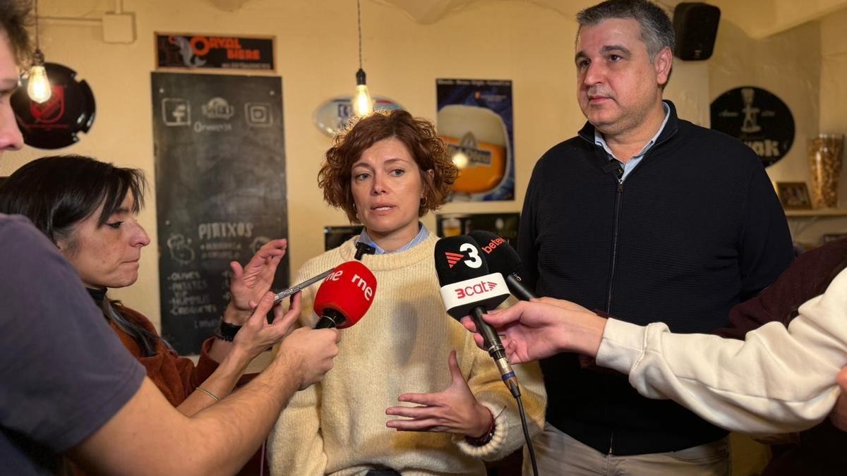 Elisenda Alamany y Roger Pallarols presentan el folleto informativo para fomentar el catalán en la restauración.