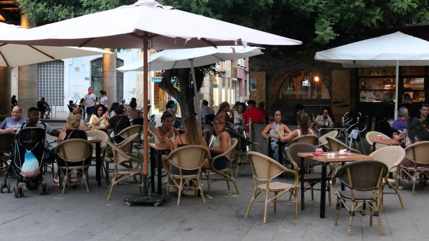 Pla general de la terrassa d&#039;un bar de Granollers