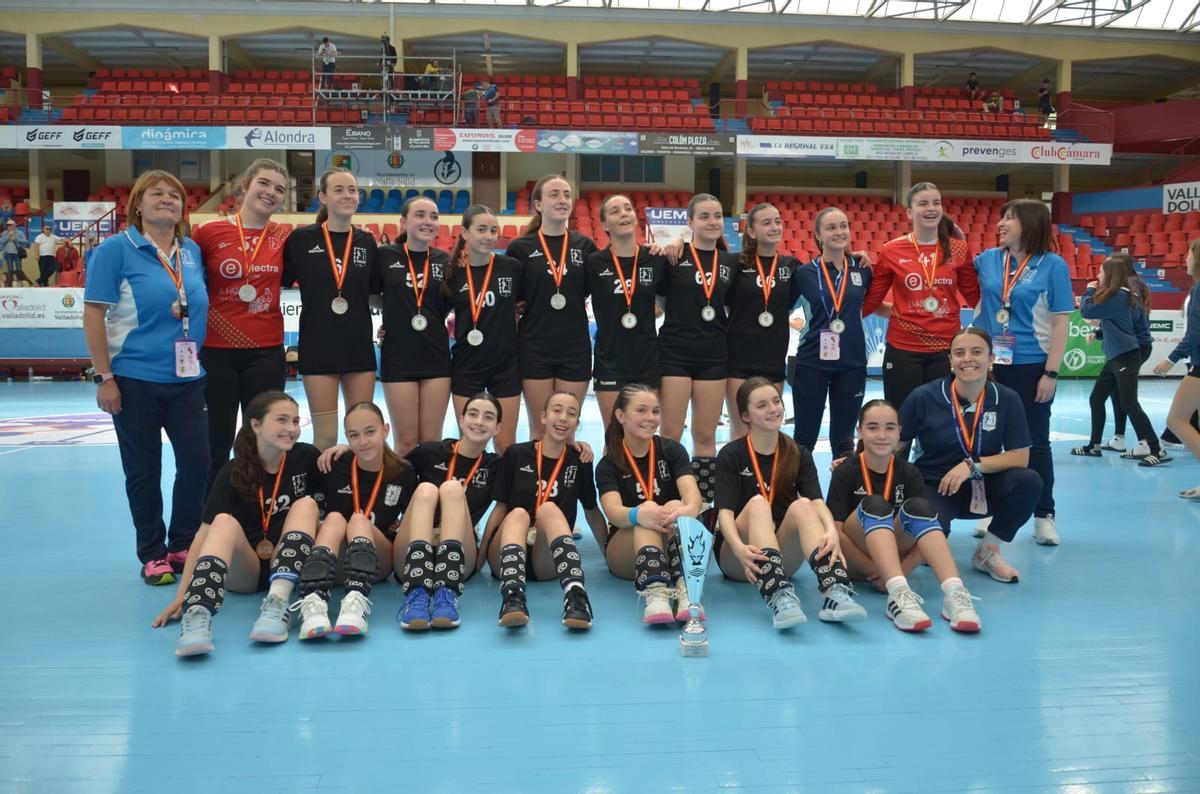 Las infantiles del Siero Deportivo Balonmano, que jugaron la fase final del sector en Valladolid.