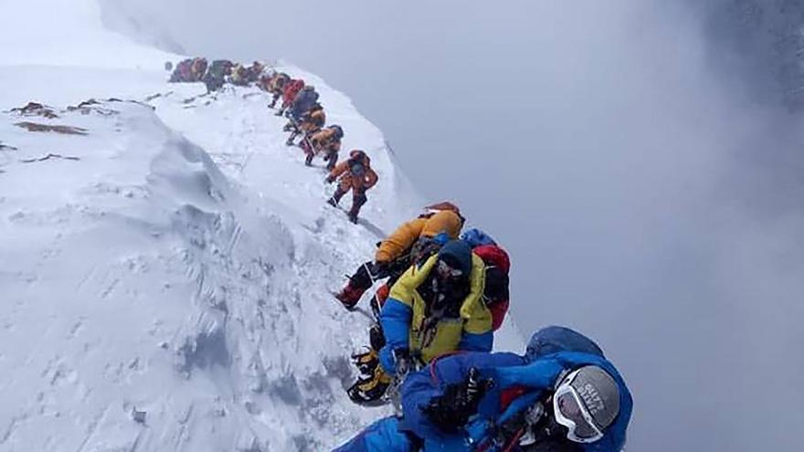 Vuelve la masificación al Everest: récord de permisos para escalarlo