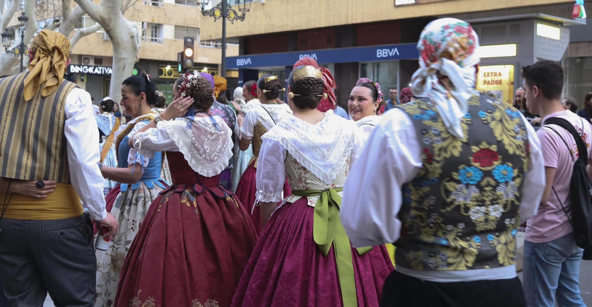 La tradicional visita a las fallas de Xàtiva en imágenes