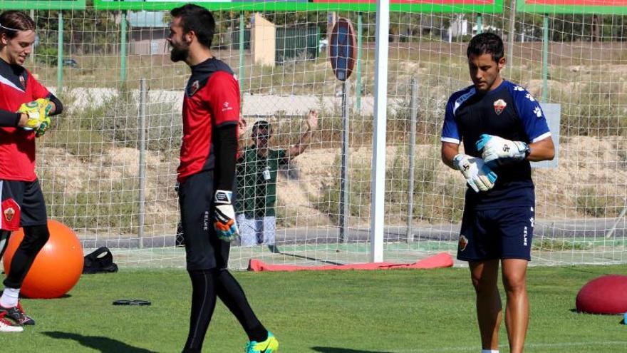 Marcos Abad, esta mañana, trabaja con Juan Carlos y David Gómez en el campo anexo