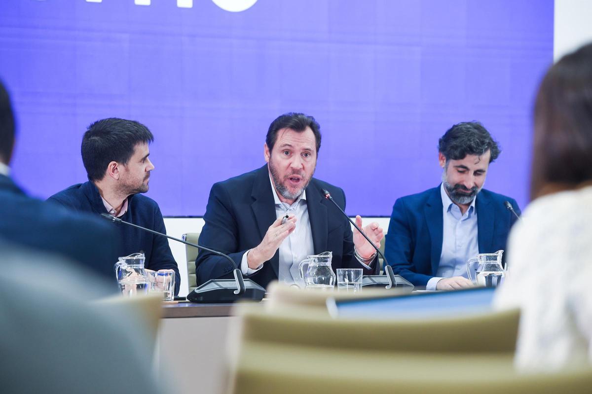 Archivo - El ministro de Transportes y Movilidad Sostenible, Óscar Puente (c), junto al director de Tráfico de Adif, Ángel García de la Bandera (d), y al director de Operaciones de Renfe, José Alfonso Gálvez (i)