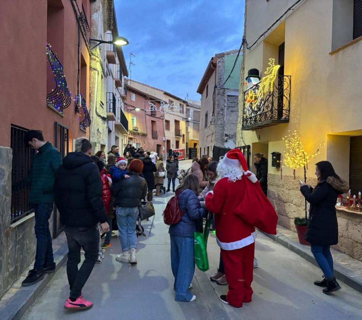 Papá Noel recorrió las calles de Albeta. |