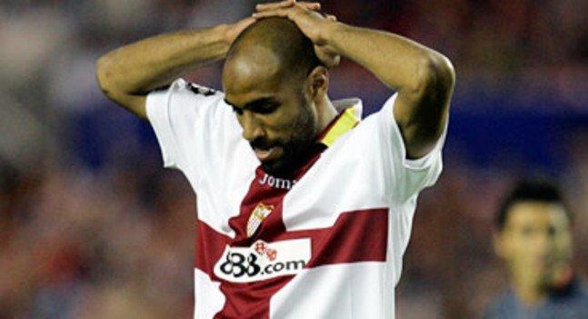 Kanouté, decebut després de perdre amb el Fenerbahçe. Kanouté, decebut després de perdre amb el Fenerbahçe.