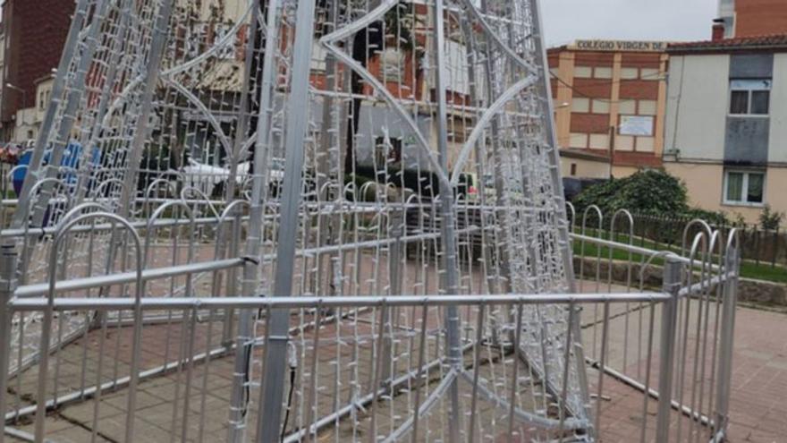 Destrozos en el vallado de la estructura de Plaza Virgen de la Vega. | E. P.