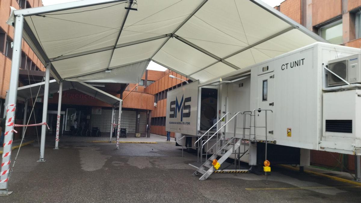 TAC portátil que se ha ubicado junto al hospital.