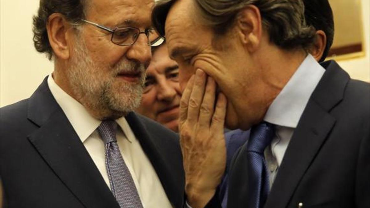 Mariano Rajoy (izquierda) y Rafael Hernando, en el pleno de investidura del miércoles.