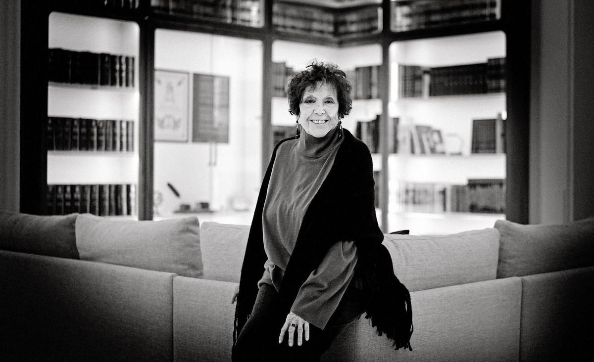 Maruja Torres, fotografiada en la biblioteca del Hotel Meliá Casa de las Artes, en Madrid.