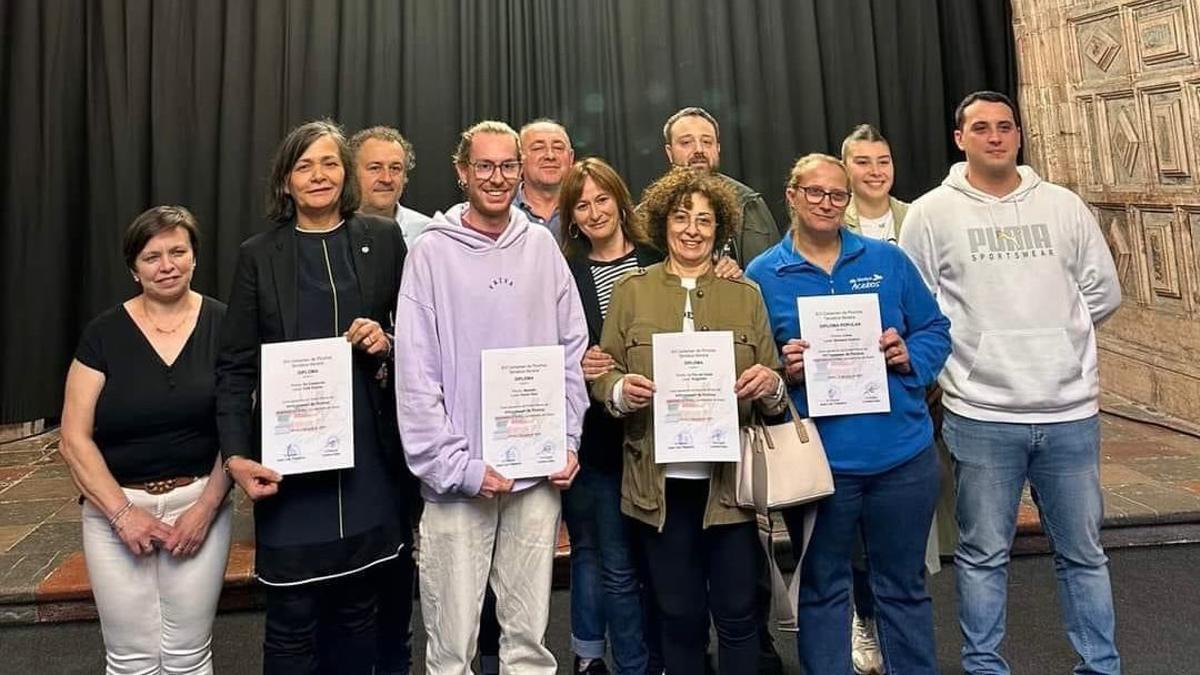Los hosteleros galadonados en 2024, durante la entrega de premios, con la edil Lorena Álvarez Cabo, en el centro.