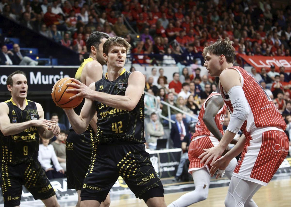 Will Falk defiende a Doornekamp en el UCAM Murcia-La Laguna Tenerife del pasado sábado en el Palacio. | JUAN CARLOS CAVAL
